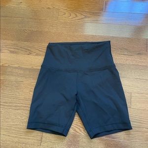 lulu wunder under black biker shorts